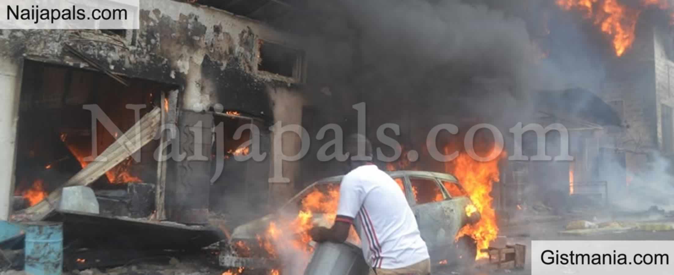 <img alt='.' class='lazyload' data-src='https://img.gistmania.com/emot/news.gif' /><b>One Burnt Beyond Recognition As Vehicle Catches Fire In Calabar</b>